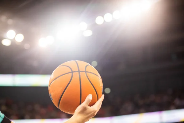 Schiedsrichter Hält Basketball Während Des Spiels — Stockfoto