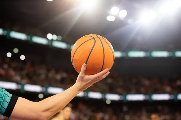 Schiedsrichter Hält Basketball Während Des Spiels — Stockfoto