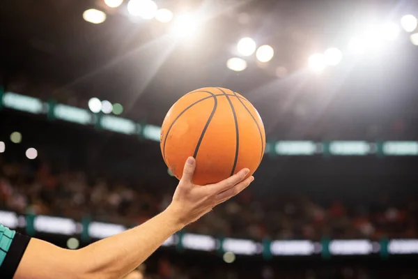 Schiedsrichter Hält Basketball Während Des Spiels — Stockfoto