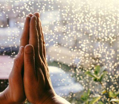 Dua eden eller namaskar pozu versin.