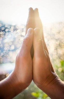 Dua eden eller namaskar pozu versin.