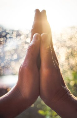 Dua eden eller namaskar pozu versin.