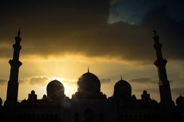 Gece caminin silueti Ramazan ve Mübarek Bayramı arkaplanı