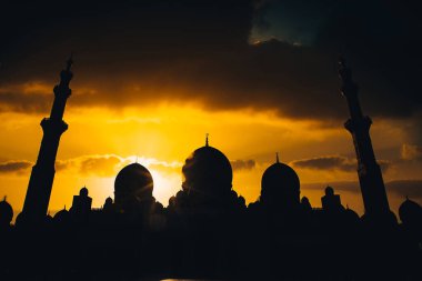 Gece caminin silueti Ramazan ve Mübarek Bayramı arkaplanı