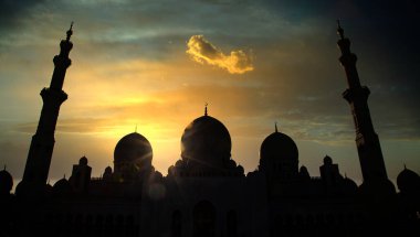 Gece caminin silueti Ramazan ve Mübarek Bayramı arkaplanı