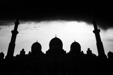 Gece caminin silueti Ramazan ve Mübarek Bayramı arkaplanı