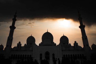 Gece caminin silueti Ramazan ve Mübarek Bayramı arkaplanı