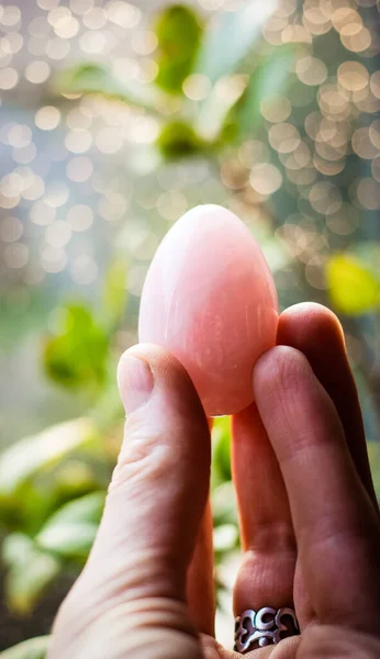 Mujer Sosteniendo Huevo Cuarzo Rosa Yoni — Foto de Stock