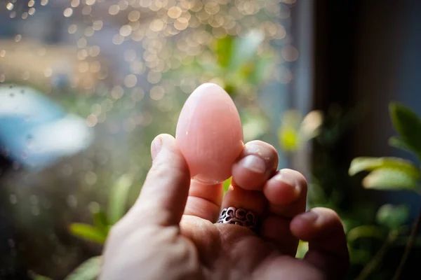 Mujer Sosteniendo Huevo Cuarzo Rosa Yoni —  Fotos de Stock