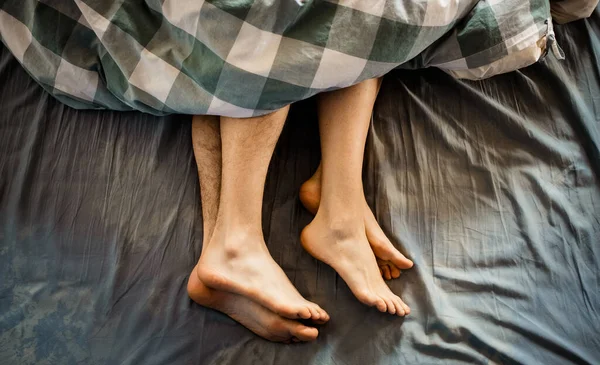 Yatakta Sevişen Çiftlerin Bacakları — Stok fotoğraf