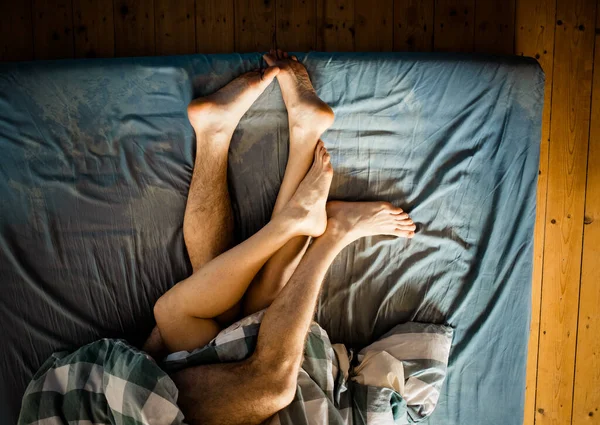 Πόδια Ζευγαριού Στο Κρεβάτι Που Κάνουν Έρωτα — Φωτογραφία Αρχείου