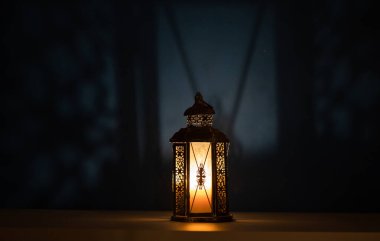 Ramazan Kareem, huzur dolu cami arkaplanlı ve parıldayan güzel fenerli fotoğrafı selamlıyor..