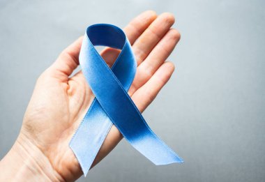Mavi kurdele elinde prostat kanseri farkındalığı