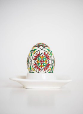Paskalya arkaplanı, beyaz yumurta ve nergisler.