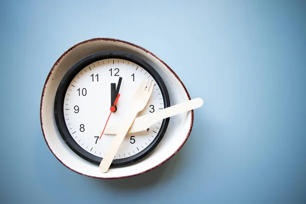 Intermittent Fasting Concept Empty Plate Clock — стоковое фото