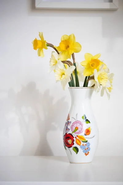 Великодній Фон Кольорові Яйця Нарциси Білому — стокове фото
