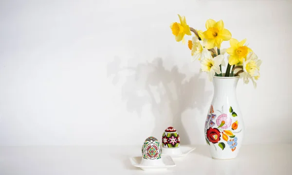 Пасхальные Цветные Яйца Нарциссы Белом Фоне — стоковое фото