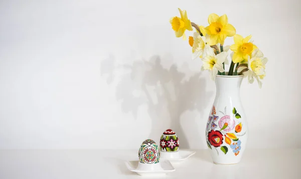 Пасхальные Цветные Яйца Нарциссы Белом Фоне — стоковое фото
