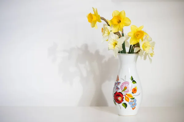 Великодній Фон Кольорові Яйця Нарциси Білому — стокове фото