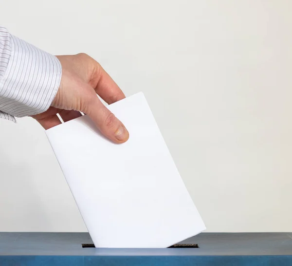 Hand Legt Ihre Stimme Einen Stimmzettel — Stockfoto