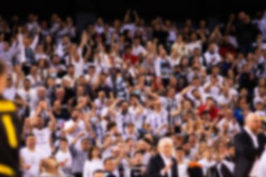 Maç boyunca basketbol sahasında seyirciler bulanıklaştı