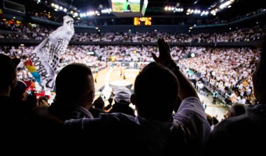 Destekçiler basketbol maçı sırasında tezahürat yapıyor