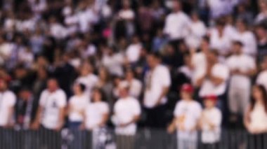 Maç sporu hayranı kalabalığı tezahürat yapıyor