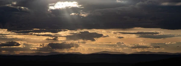 Úžasný Západ Slunce Obloha Nad Zelenými Kopci Začátku Léta — Stock fotografie