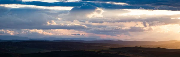 Удивительное Небо Заката Над Зелеными Холмами Начале Лета — стоковое фото