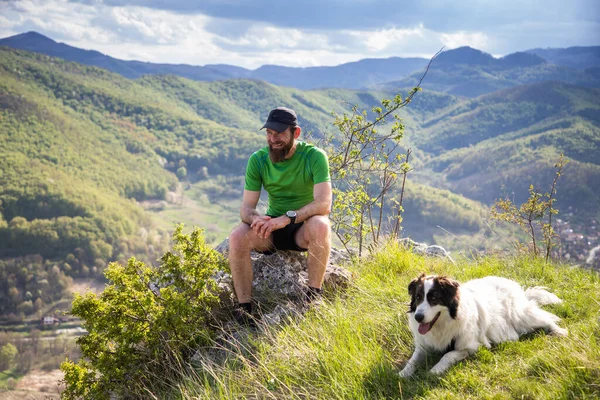 Człowiek Trekking Letnim Krajobrazie Psem — Zdjęcie stockowe