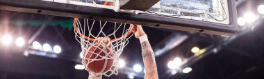 Basketbol topu çemberden geçiyor