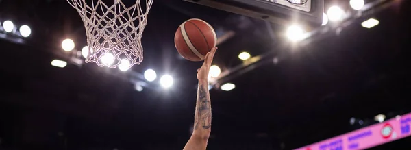 バスケットボールのボールがフープを通って行く — ストック写真
