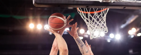 Basketball Spielball Geht Durch Korb — Stockfoto