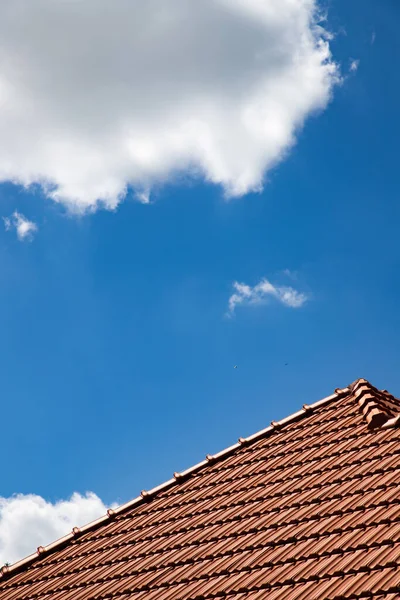 Nouveau Toit Tuiles Rouges Ciel Bleu — Photo