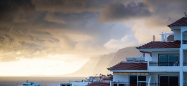 Los Gigantes Tenerife 'de inanılmaz bir gün batımı