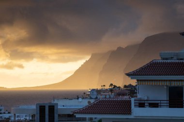 Los Gigantes Tenerife 'de inanılmaz bir gün batımı