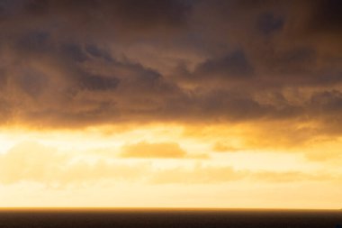 Denizin üstünde inanılmaz bir gün batımı