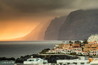 Los Gigantes Tenerife 'de inanılmaz bir gün batımı