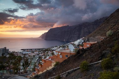 Los Gigantes Tenerife 'de inanılmaz bir gün batımı