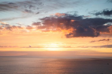 Denizin üstünde inanılmaz bir gün batımı