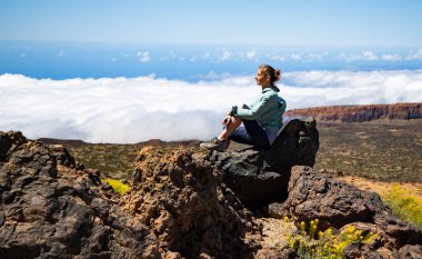 El Teide Ulusal Parkı 'nda yürüyüş yapan kadın Tenerife