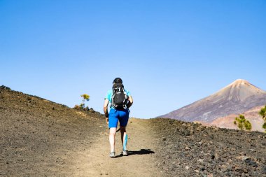 El Teide Ulusal Parkı 'ndaki volkana doğru yürüyen adam Tenerife