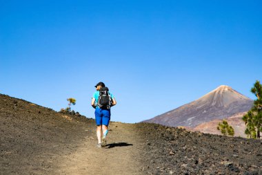 El Teide Ulusal Parkı 'ndaki volkana doğru yürüyen adam Tenerife