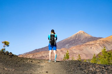 El Teide Ulusal Parkı 'ndaki volkana doğru yürüyen adam Tenerife