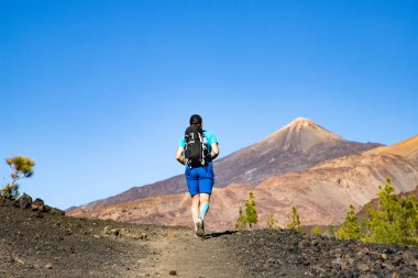 El Teide Ulusal Parkı 'ndaki volkana doğru yürüyen adam Tenerife