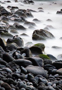 Kıyıda çakıl taşları Denizde