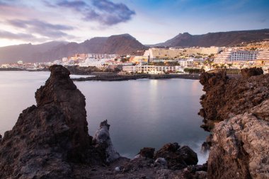 Puerto de Santiago ve Los Gigantes gün batımında Tenerife