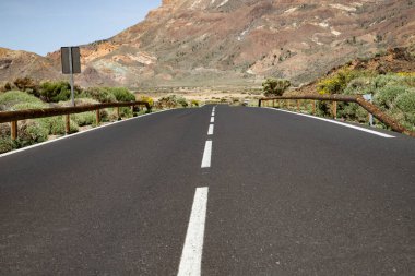 El Teide Ulusal Parkı 'ndaki yol Tenerife Kanarya Adaları