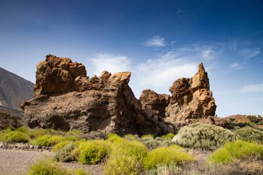 Teide Ulusal Parkı Tenerife Kanarya Adaları 'ndaki roques de Garcia Taşı ve Teide Dağı volkanı İspanya