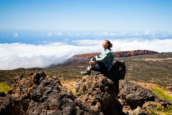 Teide Ulusal Parkı Nda Yürüyüş Yapan Kadın Tenerife — Stok fotoğraf